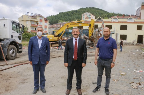 Akkuş’ta Büyük Depremin Yıldönümünde Riskli Binalar Yıkılıyor