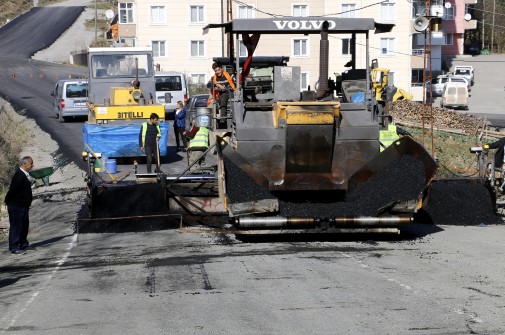Akkuş'ta Sıcak Asfalt Çalışmaları Sürüyor